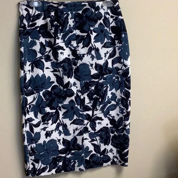 🦋 89th & MADISON blue print stretch pull on print skirt, size small. - Picture 2 of 4